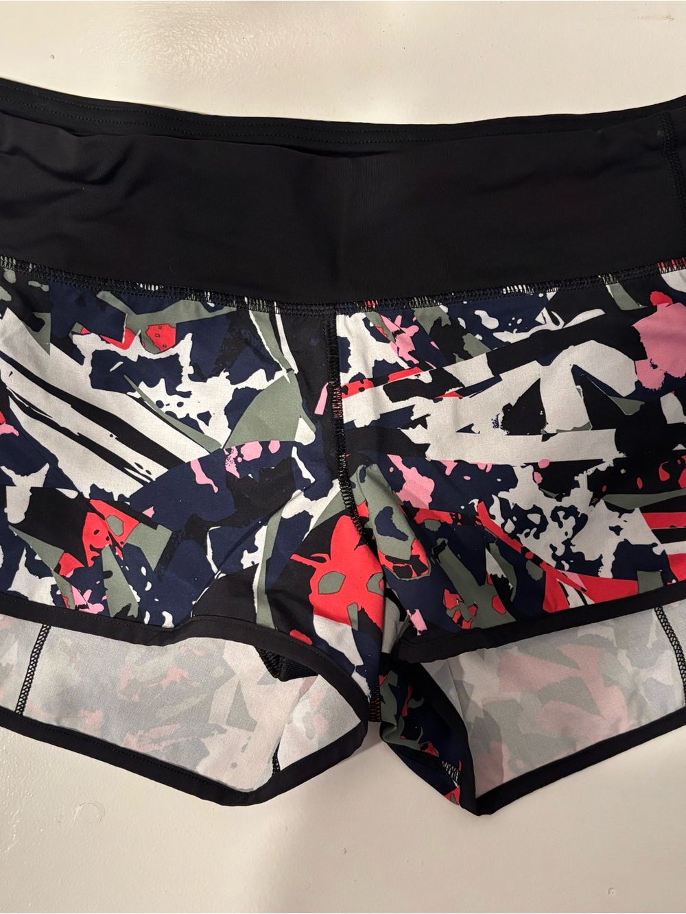 lululemon athletica Black Waistband Multicolor Abstract Print Athletic Shorts